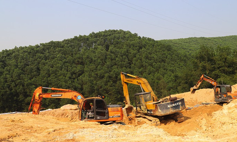 Mưa lớn, lở đất vùi lấp nhiều công nhân làm đường dây 500kV- Ảnh 1. Máy móc thi công dự án đường dây 500kV mạch 3 qua tỉnh Hà Tĩnh - Ảnh: CTV