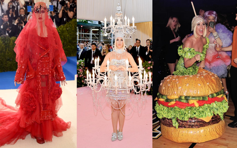 Chẳng thua kém gì Lady Gaga, nữ ca sĩ Katy Perry cũng có hàng loạt outfit để đời khi tham dự Met Gala. Khi thì như nữ sát thủ với miếng vải trùm đầu đỏ, khi lại thắp sáng toàn bộ thảm đỏ với outfit đầy đèn điện và khiến ai nấy cũng phải đói bụng với thiết kế bánh Hamburger. Chẳng thua kém gì Lady Gaga, nữ ca sĩ Katy Perry cũng có hàng loạt outfit để đời khi tham dự Met Gala. Lúc thì như nữ sát thủ với miếng vải trùm đầu đỏ, khi lại thắp sáng toàn bộ thảm đỏ với outfit đầy đèn điện và khiến ai nấy cũng phải đói bụng với thiết kế bánh Hamburger.