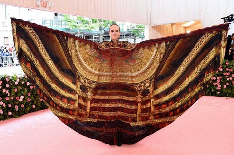 Bộ cánh khắc hoạ toàn cảnh nhà hát nhạc kịch của Jordan Roth tại Met Gala 2019 Bộ cánh được in toàn cảnh nhà hát nhạc kịch của Jordan Roth tại Met Gala 2019