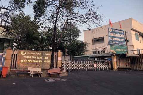 Bắt thêm một phó giám đốc trung tâm đăng kiểm ở Đồng Nai- Ảnh 1. Trung tâm đăng kiểm xe cơ giới 60-01S thông báo dừng hoạt động từ ngày 7-5 - Ảnh: A.B.
