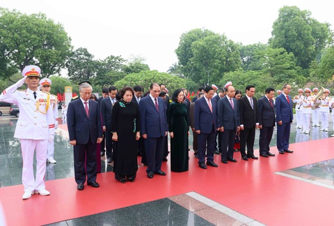 Lãnh đạo Đảng, Nhà nước vào lăng viếng Chủ tịch Hồ Chí Minh- Ảnh 4. Lãnh đạo Đảng và Nhà nước tưởng niệm các anh hùng liệt sĩ - Ảnh: TTXVN