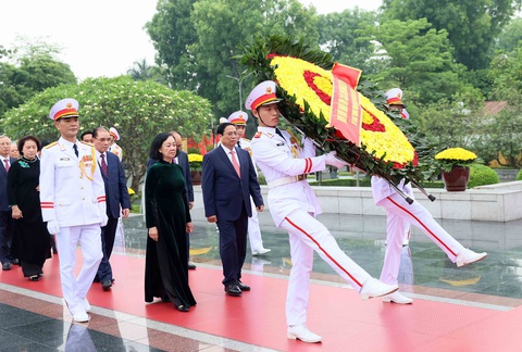 Lãnh đạo Đảng, Nhà nước vào lăng viếng Chủ tịch Hồ Chí Minh- Ảnh 3. Lãnh đạo Đảng và Nhà nước đến đặt vòng hoa tưởng niệm các anh hùng liệt sĩ - Ảnh: TTXVN