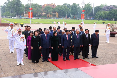 Lãnh đạo Đảng, Nhà nước vào lăng viếng Chủ tịch Hồ Chí Minh- Ảnh 1. Đoàn đại biểu lãnh đạo, nguyên lãnh đạo Đảng, Nhà nước tưởng niệm Chủ tịch Hồ Chí Minh - Ảnh: NHẬT BẮC