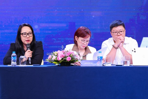 Ông lớn ngành giải trí đặt mục tiêu thu về 1.100 tỉ đồng giữa thời khó- Ảnh 1. Năm 2023, Yeah1 có gần 411 tỉ đồng doanh thu và hơn 26 tỉ đồng lợi nhuận sau thuế. Trong ảnh: ban lãnh đạo của doanh nghiệp này chia sẻ về kế hoạch