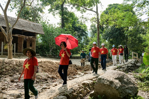 'Hồ Đại tướng Võ Nguyên Giáp' hồi sinh cánh đồng Mường Phăng- Ảnh 4. Người dân khắp nơi về thăm khu di tích Sở chỉ huy Chiến dịch Điện Biên Phủ trong khu rừng