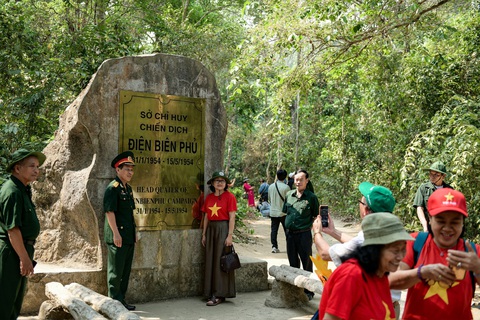 'Hồ Đại tướng Võ Nguyên Giáp' hồi sinh cánh đồng Mường Phăng- Ảnh 7. Du khách tham quan khu di tích Sở chỉ huy Chiến dịch Điện Biên Phủ ở Mường Phăng - Ảnh: NAM TRẦN