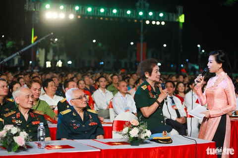 Dưới lá cờ Quyết Thắng, đồng đội Điện Biên Phủ nhận con gái người bạn liệt sĩ làm con nuôi- Ảnh 17. Bà Ngô Thị Ngọc Diệp (88 tuổi) - văn công Đại đoàn 308 - chia sẻ - Ảnh: DANH KHANG