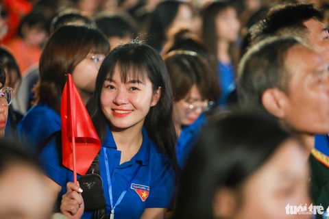 Dưới lá cờ Quyết Thắng, đồng đội Điện Biên Phủ nhận con gái người bạn liệt sĩ làm con nuôi- Ảnh 16. Nhiều bạn trẻ được sống trong không khí lịch sử - Ảnh: DANH KHANG