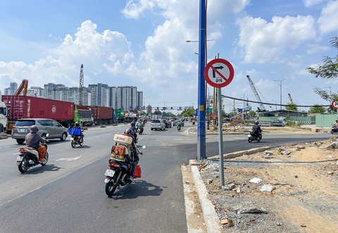 Nút giao An Phú ùn ứ liên tục, đường nhánh vắng hoe nhưng cấm ô tô?- Ảnh 2. Biển cấm ô tô rẽ phải vào đường nhánh gần nút giao An Phú - Ảnh: CHÂU TUẤN
