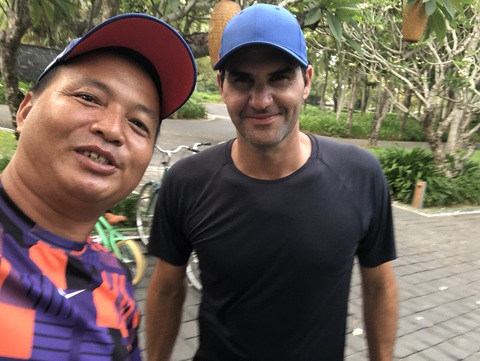 Xem clip huyền thoại Roger Federer chơi quần vợt tại Hội An- Ảnh 2. Roger Federer chụp hình với người hâm mộ tại Hội An - Ảnh: T.V.H.