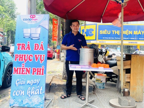 Siêu thị tưng bừng mở hội, ưu đãi khủng- Ảnh 2. Một số Co.opmart phục vụ trà đá miễn phí tại mặt tiền siêu thị - Ảnh: HỒNG CHÂU