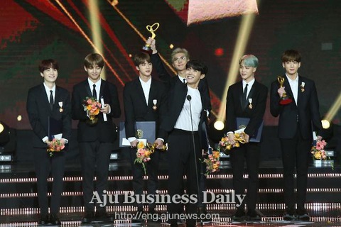 BTS từng nhận huân chương văn hóa từ Chính phủ Hàn Quốc - Ảnh: Aju News BTS từng nhận Huân chương Văn hóa từ Chính phủ Hàn Quốc - Ảnh: Aju News