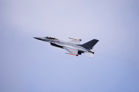 Nga xem tiêm kích F-16 ở Ukraine là phương tiện mang vũ khí hạt nhân- Ảnh 1. Một chiếc tiêm kích F-16 của Đan Mạch tại căn cứ quân sự Skrydstrup (Đan Mạch) - Ảnh: REUTERS