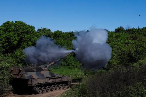 Quân nhân Ukraine bắn pháo tự hành Panzerhaubitze 2000 về phía quân đội Nga ở khu vực Donetsk, Ukraine ngày 4-5 - Ảnh: REUTERS Quân nhân Ukraine bắn pháo tự hành Panzerhaubitze 2000 về phía quân đội Nga ở khu vực Donetsk, Ukraine ngày 4-5 - Ảnh: REUTERS