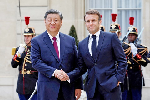 Nước cờ Tổng thống Emmanuel Macron bắt tay Chủ tịch Tập Cận Bình tại Điện Elysee vào ngày 6-5 - Ảnh: Reuters
