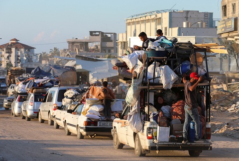 Những người Palestine chạy trốn khỏi Rafah sau khi quân đội Israel bắt đầu sơ tán dân thường khỏi các khu vực phía đông của thành phố này ở Khan Younis, ngày 6-5 - Ảnh: REUTERS Những người Palestine rời khỏi Rafah sau khi quân đội Israel bắt đầu sơ tán dân thường khỏi các khu vực phía đông của thành phố này ở Khan Younis, ngày 6-5 - Ảnh: REUTERS