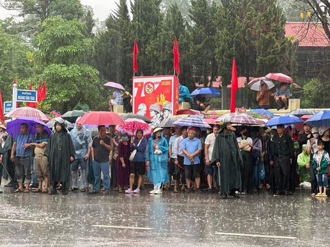 Thời tiết hôm nay 7-5: Điện Biên tạnh mưa; Nam Bộ nắng nóng- Ảnh 2. Dù cơn mưa lớn trút xuống nhưng người dân vẫn giữ nguyên vị trí khi nhớ về 56 ngày đêm
