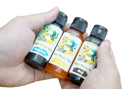 Làm mực viết, màu vẽ từ rác thải hữu cơ- Ảnh 2. Sản phẩm màu vẽ được đưa ra thị trường - Ảnh: ĐOÀN NHẠN