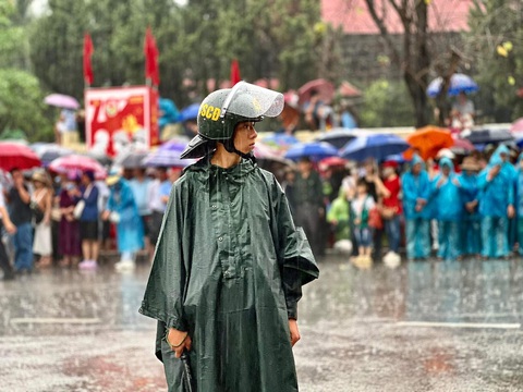 Thời tiết hôm nay 7-5: Điện Biên tạnh mưa; Nam Bộ nắng nóng- Ảnh 1. Thành phố Điện Biên đang mưa tầm tã sáng nay - Ảnh: NAM TRẦN