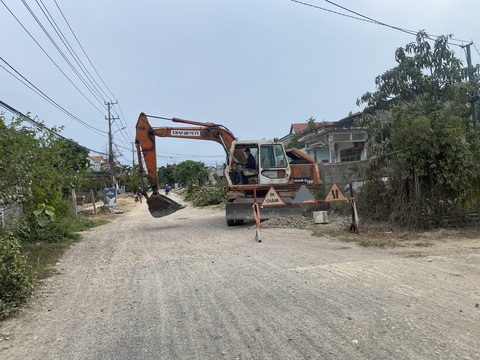 Cận cảnh con đường 110 tỉ đồng làm sáu năm vẫn ngổn ngang- Ảnh 4. Máy móc công trình giải phóng mặt bằng để thúc đẩy tiến độ dự án - Ảnh: B.D.