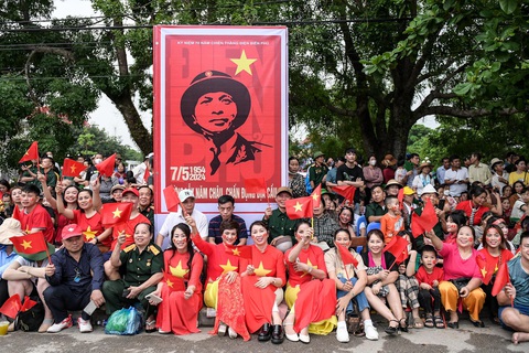 'Điện Biên Phủ - Bản anh hùng ca thế kỷ' đưa 100 văn nghệ sĩ TP.HCM thăm vùng Tây Bắc - Ảnh 1. 'Điện Biên Phủ - Bản anh hùng ca thế kỷ' đưa 100 văn nghệ sĩ TP.HCM thăm vùng Tây Bắc - Ảnh 1.