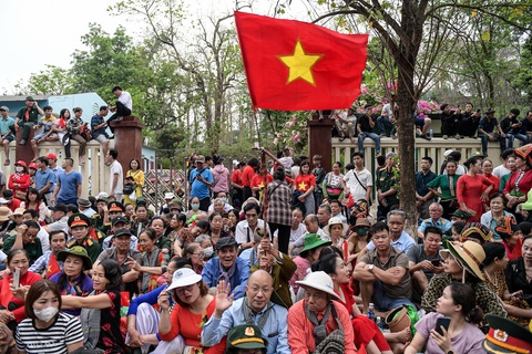 Người dân đổ về khu vực sân vận động Điện Biên Phủ từ 4h sáng- Ảnh 1. Người dân đổ về khu vực sân vận động Điện Biên Phủ từ 4h sáng- Ảnh 1.