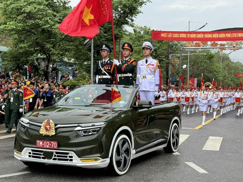 Diễu binh, diễu hành 70 năm Chiến thắng Điện Biên Phủ: Người dân trầm trồ xem kỵ binh trên phố- Ảnh 1. Đoàn diễu binh, diễu hành đã đi ra đường phố trong sự chào đón nhiệt liệt của nhân dân - Ảnh: LÊ KIÊN
