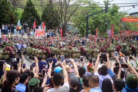 Diễu binh, diễu hành 70 năm Chiến thắng Điện Biên Phủ: Người dân trầm trồ xem kỵ binh trên phố- Ảnh 2. Tái hiện hình ảnh những đoàn quân xe đạp thồ vào chiến dịch 70 năm trước - Ảnh: NAM TRẦN