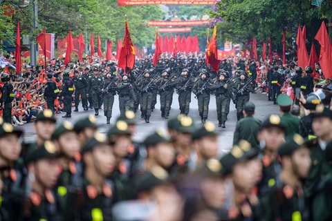 Diễu binh, diễu hành 70 năm Chiến thắng Điện Biên Phủ: Người dân trầm trồ xem kỵ binh trên phố- Ảnh 3. Đoàn diễu binh đang đi trên những con đường của thành phố Điện Biên Phủ yên bình và phát triển hôm nay - Ảnh: NAM TRẦN