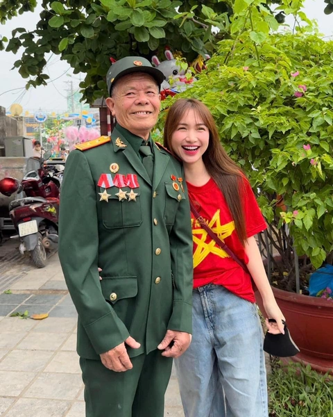Tin tức giải trí 7-5: Hòa Minzy đưa ông nội là cựu chiến binh đến Điện Biên Phủ- Ảnh 4. Hòa Minzy chụp ảnh cùng ông nội tại Điện Biên - Ảnh: NVCC