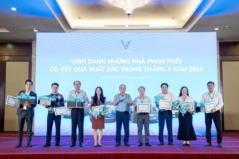 Chủ tịch Tập đoàn Vingroup Phạm Nhật Vượng vinh danh những nhà phân phối có kết quả kinh doanh xuất sắc tại Hội nghị Nhà phân phối Ô tô điện VinFast toàn quốc 2024. Ảnh: Đ.H Chủ tịch Tập đoàn Vingroup Phạm Nhật Vượng vinh danh những nhà phân phối có kết quả kinh doanh xuất sắc tại Hội nghị Nhà phân phối Ô tô điện VinFast toàn quốc 2024 - Ảnh: Đ.H