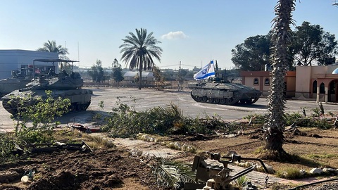 Xe tăng Israel hoạt động tại cửa khẩu Rafah ở phía Dải Gaza ngày 7-5 - Ảnh: AFP Xe tăng Israel hoạt động tại cửa khẩu Rafah ở phía Dải Gaza ngày 7-5 - Ảnh: AFP