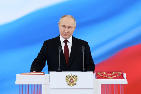 Tổng thống Nga Vladimir Putin tuyên thệ trong lễ nhậm chức tại Điện Kremlin ngày 7-5 - Ảnh: AFP Tổng thống Nga Vladimir Putin tuyên thệ trong lễ nhậm chức tại Điện Kremlin ngày 7-5 - Ảnh: AFP