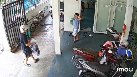 Tìm thanh niên 'bỏ quên' 3 miếng kim loại ghi 'SJC 9999' tại cửa hàng đồ cũ 0 đồng- Ảnh 2. Thanh niên (áo đen) mang túi đồ cũ đến quyên góp - Ảnh cắt từ video