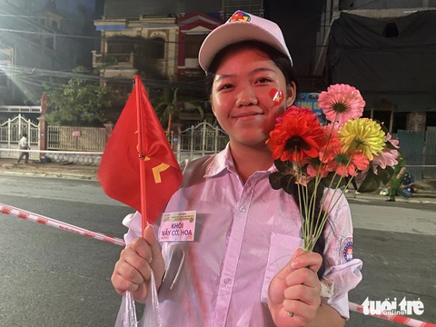 Người dân đổ về khu vực sân vận động Điện Biên Phủ từ 4h sáng- Ảnh 3. Và Thị Mai Thu với gương mặt tươi tắn sẽ tham gia khối vẫy cờ hoa - Ảnh: HÀ THANH