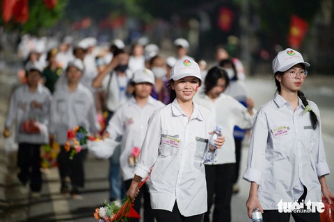 Người dân đổ về khu vực sân vận động Điện Biên Phủ từ 4h sáng- Ảnh 4. Niềm vui của các em học sinh tỉnh Điện Biên được hòa chung không khí trọng đại của đất nước - Ảnh: NAM TRẦN