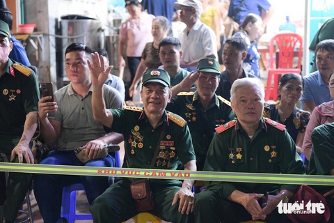 Người dân đổ về khu vực sân vận động Điện Biên Phủ từ 4h sáng- Ảnh 5. Ông Trần Đăng Dy (vẫy tay) và đoàn cựu chiến binh từ Hưng Yên có mặt ở Điện Biên - Ảnh: NAM TRẦN
