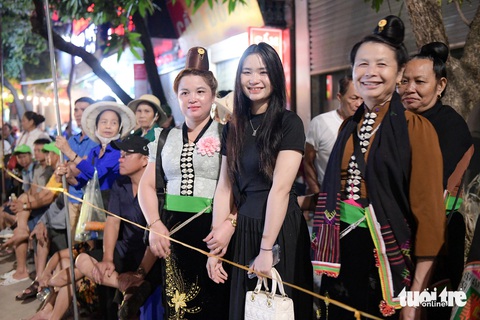 Người dân đổ về khu vực sân vận động Điện Biên Phủ từ 4h sáng- Ảnh 6. Niềm vui của bà con dân tộc Thái ở Điện Biên khi tỉnh nhà là địa điểm tổ chức sự kiện đặc biệt 70 năm Chiến thắng Điện Biên Phủ - Ảnh: NAM TRẦN