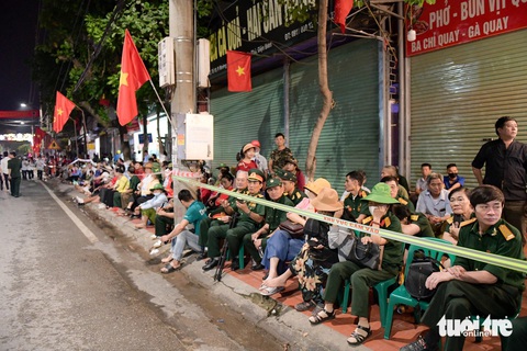 Người dân đổ về khu vực sân vận động Điện Biên Phủ từ 4h sáng- Ảnh 9. Các đoàn khách đã chuẩn bị ghế nhựa để ngồi trật tự, xếp hàng ngay ngắn chờ đón giờ G