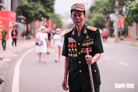 Người dân đổ về khu vực sân vận động Điện Biên Phủ từ 4h sáng- Ảnh 7. Cụ Phạm Bá Miều - chiến sĩ Điện Biên đã cùng làm nên chiến công lẫy lừng 70 năm trước