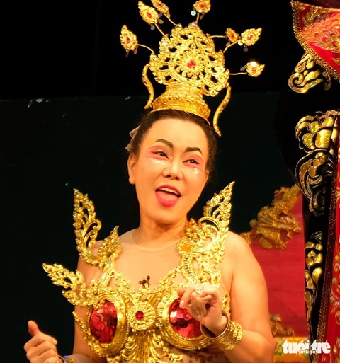 Để kỷ niệm 30 năm theo nghề, Việt Hương lần đầu tiên làm tác giả - đạo diễn một vở kịch thiếu nhi - Ảnh: LINH ĐOAN Để kỷ niệm 30 năm theo nghề, Việt Hương lần đầu tiên làm tác giả - đạo diễn một vở kịch thiếu nhi - Ảnh: LINH ĐOAN