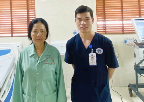 Đang khỏe mạnh có thể đột quỵ vì rung nhĩ- Ảnh 2. Bệnh nhân (bên trái ảnh) bị rung nhĩ đã phục hồi sau điều trị - Ảnh: Bệnh viện cung cấp