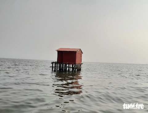 Ngư dân khốn khổ vì giang hồ 'làm luật' bao chiếm mặt biển- Ảnh 1. Dù chính quyền huyện Hòn Đất thừa nhận có nhiều chòi trên biển do nhóm giang hồ dựng lên nhưng không tháo dỡ được - Ảnh: Biên phòng cung cấp