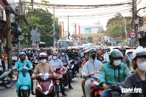 Đường Lê Văn Việt, Lã Xuân Oai, Nguyễn Duy Trinh, Đỗ Xuân Hợp, Lò Lu... liên tục ùn ứ, vì sao?- Ảnh 1. Lượng xe cộ đặc ken mỗi sáng chiều trên tuyến đường Lê Văn Việt - Ảnh: NGỌC QUÝ