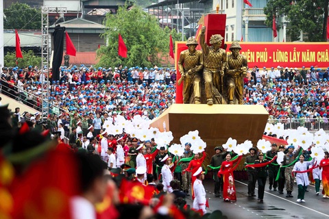 Hùng tráng lễ diễu binh, diễu hành kỷ niệm 70 năm Chiến thắng Điện Biên Phủ- Ảnh 10. Xe mô hình Chiến thắng Điện Biên Phủ tiến vào lễ đài - Ảnh: NGUYỄN KHÁNH