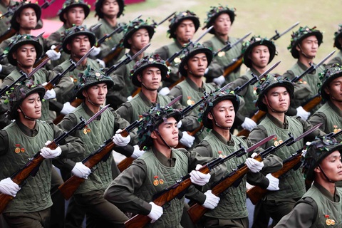 Hùng tráng lễ diễu binh, diễu hành kỷ niệm 70 năm Chiến thắng Điện Biên Phủ- Ảnh 18. Khối chiến sĩ Điện Biên di chuyển vào lễ đài. Với các Đại đoàn: 308 - Quân Tiên Phong; Đại đoàn 312 - Chiến Thắng; Đại đoàn 316 - Bông Lau; Đại đoàn 304 - Vinh Quang; Đại đoàn Công pháo 351 và Trung đoàn Pháo cao xạ 367, góp phần làm nên Chiến thắng Điện Biên Phủ. Đây là nòng cốt để xây dựng các quân đoàn chủ lực, lực lượng pháo binh, công binh, phòng không của quân đội ta - Ảnh: NGUYỄN KHÁNH