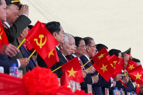 Hùng tráng lễ diễu binh, diễu hành kỷ niệm 70 năm Chiến thắng Điện Biên Phủ- Ảnh 2. Các đồng chí lãnh đạo, nguyên lãnh đạo Đảng, Nhà nước vẫy cờ chào đón các khối lực lượng tiến vào lễ đài - Ảnh: NGUYỄN KHÁNH