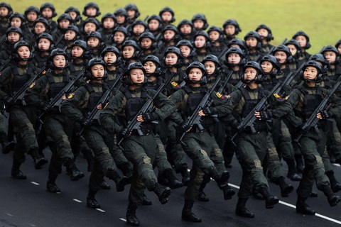 Hùng tráng lễ diễu binh, diễu hành kỷ niệm 70 năm Chiến thắng Điện Biên Phủ- Ảnh 26. Khối nữ chiến sĩ cảnh sát đặc nhiệm (Bộ Công an) di chuyển qua lễ đài. Vượt qua những khó khăn, bất lợi về giới tính, những nữ đặc nhiệm luôn nỗ lực phấn đấu, rèn luyện, hoàn thành xuất sắc nhiệm vụ, xứng đáng là những bông hồng thép kiên cường, mạnh mẽ của lực lượng Công an nhân dân - Ảnh: NGUYỄN KHÁNH