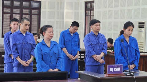 Thủ đoạn của nhóm sản xuất hàng ngàn tờ tiền giả mệnh giá 500.000 đồng- Ảnh 1. Các bị cáo tại phiên tòa - Ảnh: Đ.C.