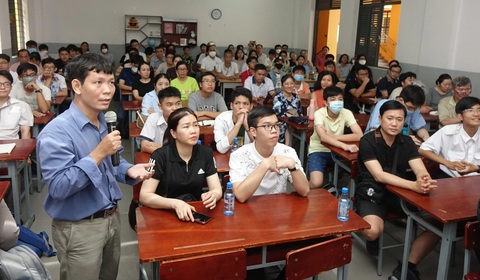 TP.HCM sẽ bổ sung chỉ tiêu lớp 10 cho những trường còn phòng học- Ảnh 1. Học sinh và phụ huynh lớp 9 tham gia chương trình tư vấn tuyển sinh lớp 10 chuyên sâu do Trường THPT chuyên Lê Hồng Phong tổ chức ngày 5-5-2024 - Ảnh: NHƯ HÙNG